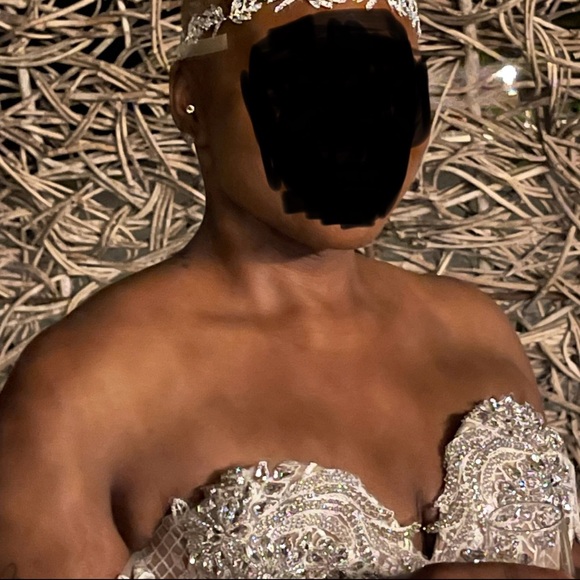 Elegant Lace Off-Shoulder Wedding Dress - Picture 5 of 5